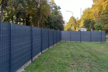 Montierter Doppelstabmattenzaun mit Sichtschutz in Bad König